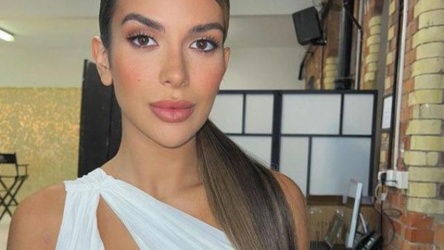 Silikon yaptırmıştı! Love Island'ın yıldızı Ekin Su, İngiliz Moda Ödülleri'nde dekoltesiyle dikkat çekti