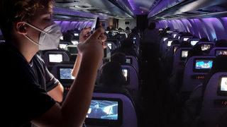 Ön koltuktaki yolcu müstehcen sahneler izliyordu! Anne “Oğlum görüyor” diyerek isyan etti... Yolcu uçağı bir anda karıştı