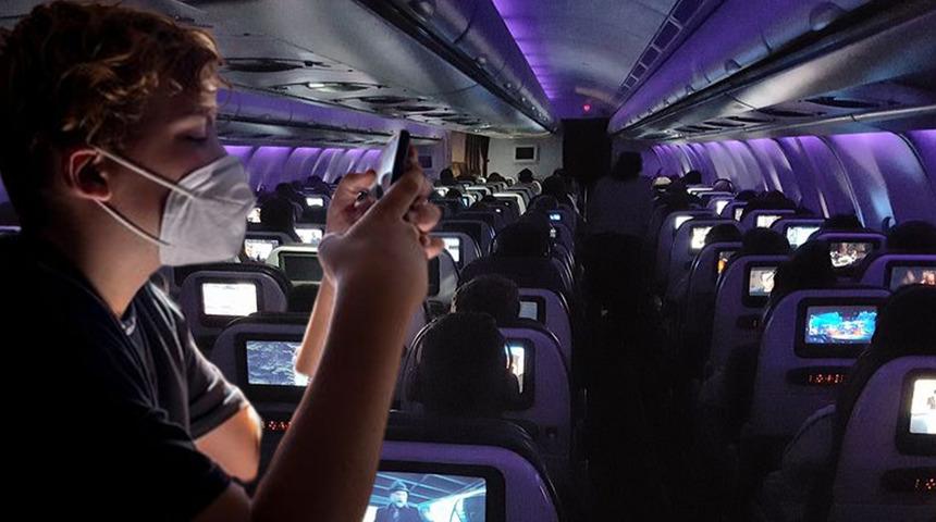 Ön koltuktaki yolcu müstehcen sahneler izliyordu! Anne “Oğlum görüyor” diyerek isyan etti... Yolcu uçağı bir anda karıştı