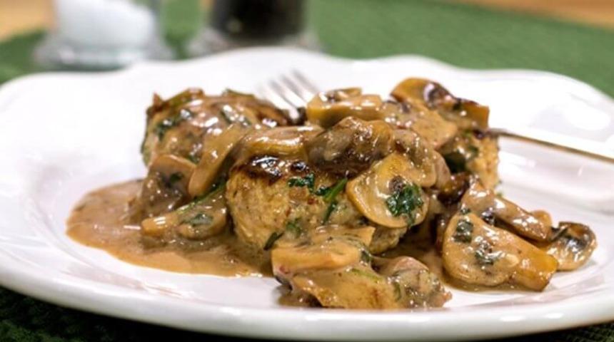 Zuhal Topal'la Yemekteyiz mantar soslu irmikli köfte tarifi!   Mantar soslu irmikli köfte nasıl yapılır? Lezzetine doyamayacaksınız