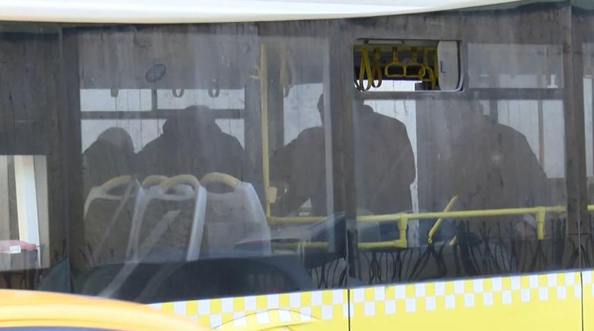 İstanbul'da akılalmaz olay! İETT otobüsünde meşale yakıp yere attı... İBB'den açıklama geldi