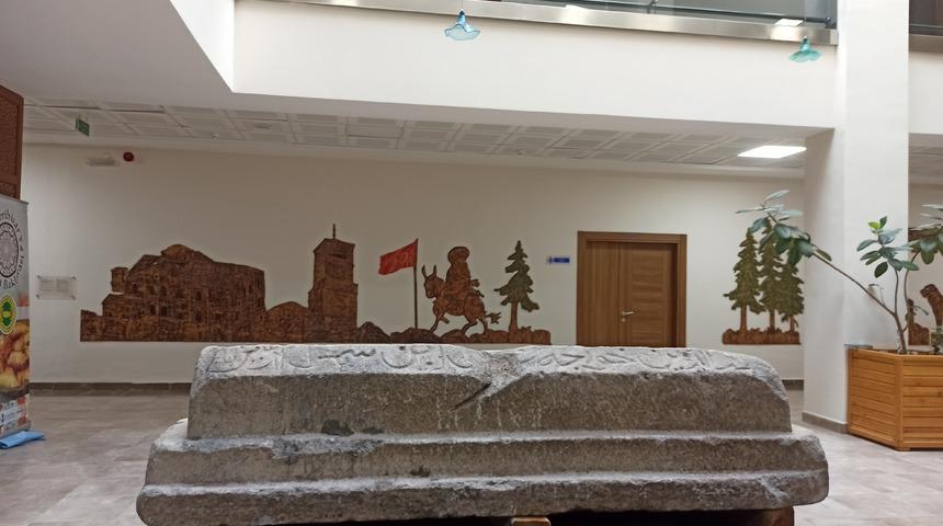 Mezar taşı bu zamana kadar yanlış okundu, restorasyonda fark edildi! Sanduka Nasreddin Hoca'ya ait &ccedil;ıktı