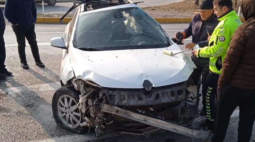 Afyonkarahisar'da tır ile otomobilin &ccedil;arpıştığı kazada 4 kişi yaralandı