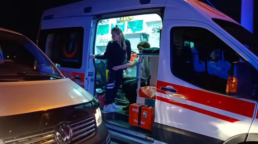 Otomobil ile kamyonetin çarpıştığı kazada 3 kişi yaralandı