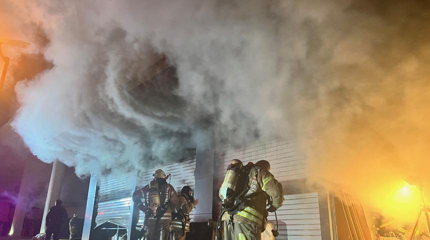 Mobilya deposunda korkutan yangın! Bina sakinleri dışarıya çıktı