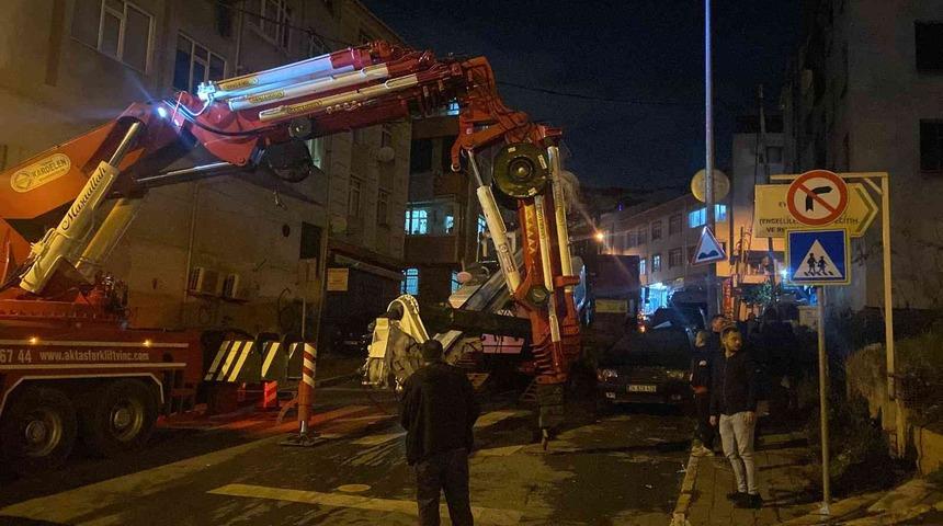 Eyüpsultan’da iş makinesi park halindeki cipin üzerine devrildi
