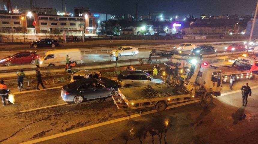 Pendik'te zincirleme trafik kazasında 3 kişi yaralandı