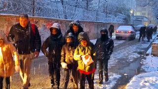 Mevsimin ilk karıyla böyle tanıştılar! Öğrenciler, lapa lapa yağarken okula gitti