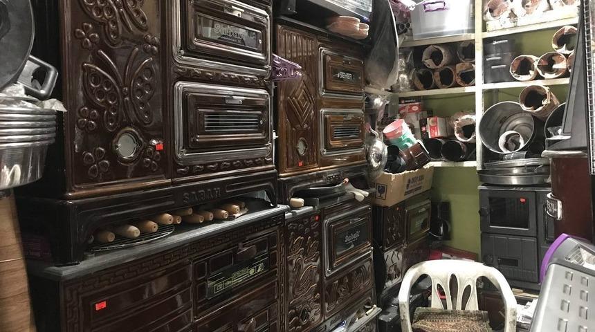 Kış mevsiminin &ccedil;etin ge&ccedil;tiği Bayburt&rsquo;ta sobaların pabucu dama atıldı