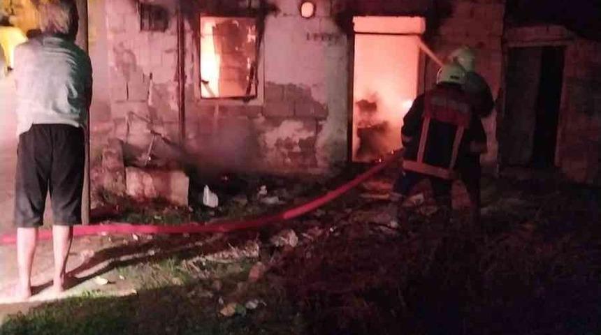 Tarsus’ta yangın çıkan ev kullanılmaz hale geldi
