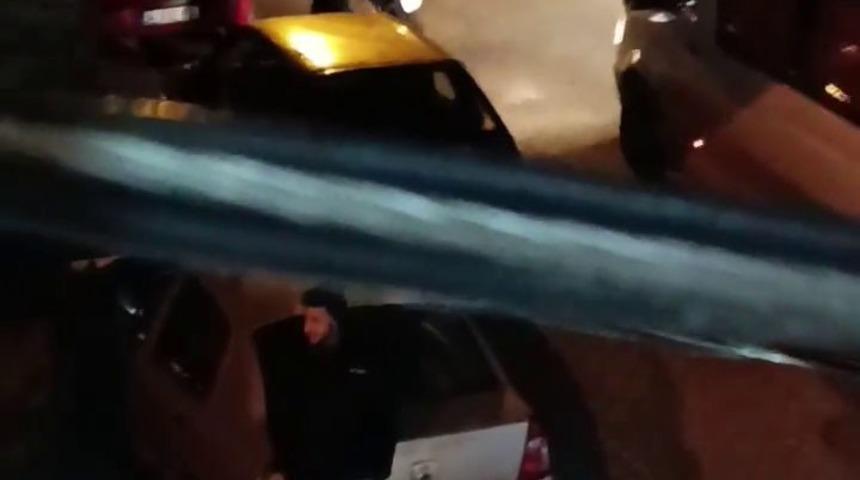 Sokak ortasında kadını darp etti, &ccedil;evredekiler sadece izledi