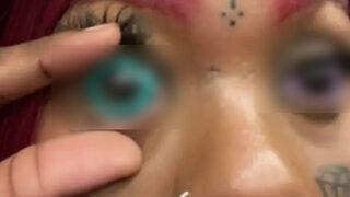 Bu kadarı da olmaz dedirtti! Gözlerine yaptırdığı dövme hüsranla sonuçlandı! Kör kalabilir