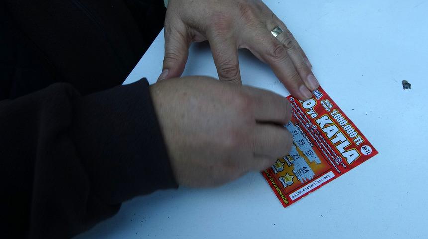 20 TL'lik para üstüyle 'Kazı Kazan' oynayan çift, 1 milyon lira kazandı! Büfe sahibi: Telefonlar susmuyor