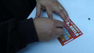 20 TL'lik para üstüyle 'Kazı Kazan' oynayan çift, 1 milyon lira kazandı! Büfe sahibi: Telefonlar susmuyor