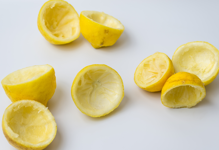 Kullanılmış limonu sakın çöpe atmayın! Ocağın üzerine koyunca 2 dakika mucize yaratıyor