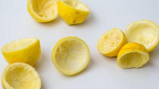 Kullanılmış limonu sakın çöpe atmayın! Ocağın üzerine koyunca 2 dakika mucize yaratıyor