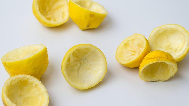 Kullanılmış limonu sakın çöpe atmayın! Ocağın üzerine koyunca 2 dakika mucize yaratıyor