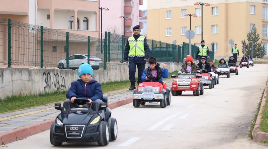 Çocuklar akülü arabalarla trafik kurallarını öğrendi