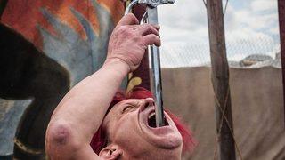 Ağzını açıp bir bir yutuyordu! Efsanevi kılıç yutma ustasından kötü haber: Antremanı sonu mu olacak?