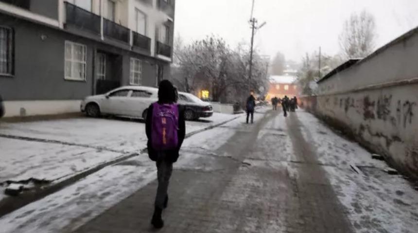 Yarın okullar tatil mi? 8 Aralık Perşembe Van’da okullar kar tatili olacak mı? Gözler Van Valiliğinde