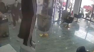 Sosyal medyada gündem yarattı! Kuaförün tavanından salonun ortasına çalışan düştü... Müşteriler ne olduğunu anlayamadı