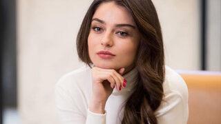 Ayça Ayşin Turan yine çok iddialı! Süper minisiyle yere çömeldi, sosyal medya yıkıldı