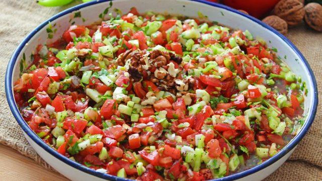 Et yemeklerinin vazgeçilmezi: Orijinal gavurdağı salatası tarifi! Gavurdağı salatası nasıl yapılır?