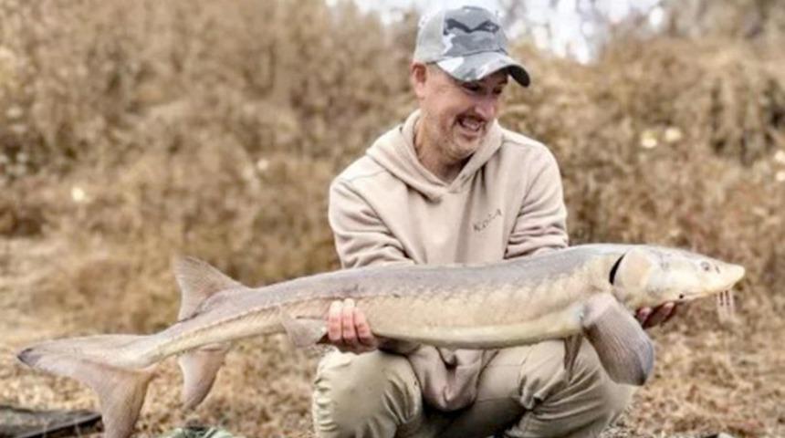 Dinozorlardan bile daha yaşlı nesli tükenmekte olan balığı oltayla yakaladı! Görünce şoke oldu