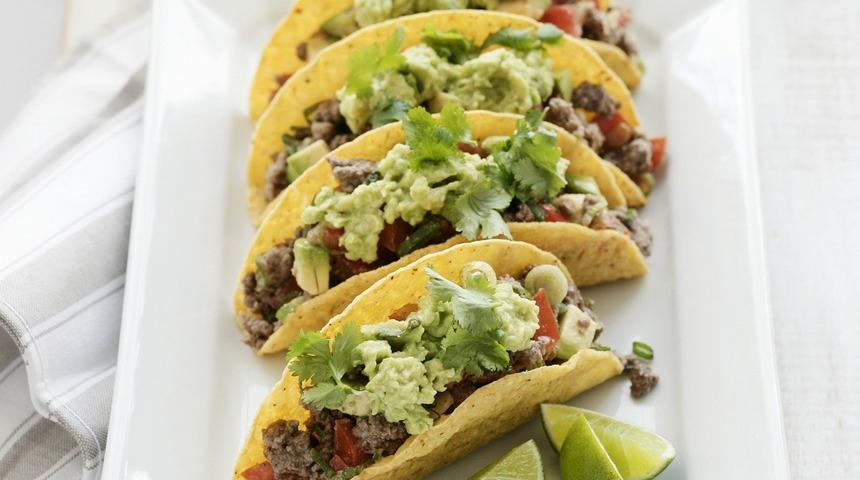 Meksika'nın çıtır lezzeti Taco'yu Guacamole sos ile yemeye doyamayacaksınız!  Zuhal Topal'la Yemekteyiz Taco ve Guacamole tarifi! 