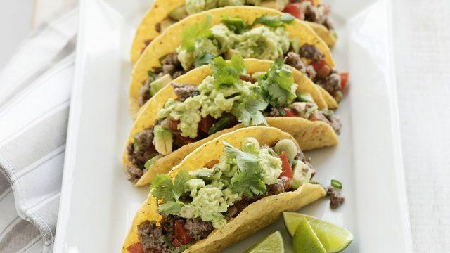 Meksika'nın çıtır lezzeti Taco'yu Guacamole sos ile yemeye doyamayacaksınız!  Zuhal Topal'la Yemekteyiz Taco ve Guacamole tarifi! 