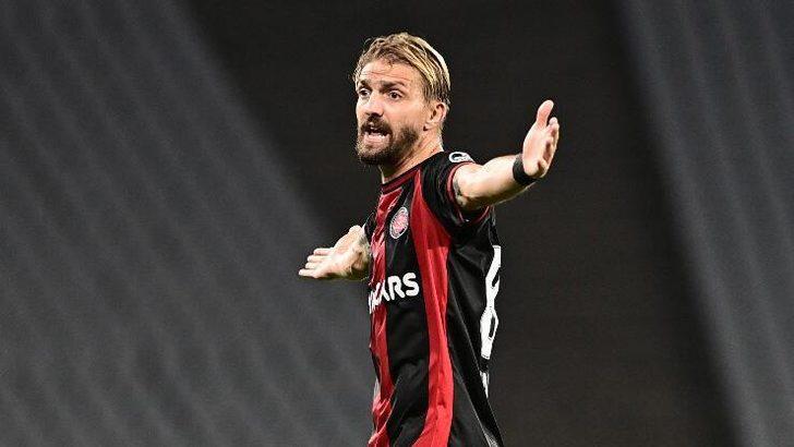 Fatih Karagümrük'ten ayrılan, adı Beşiktaş ve Galatasaray ile anılan Caner Erkin transfer görüşmesi için kulüp binasına geldi!  G3