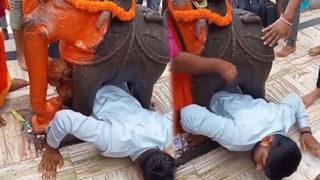 Dini ritüel için tapınağa gitmişti! Kendisini çok kaptırınca fil heykelinin arasına sıkıştı... Çevredekiler hemen yardımına koştu