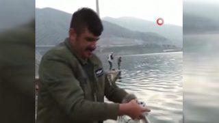 Oltayı salladı, balık yerine martı takıldı! İlginç anları kayda aldı