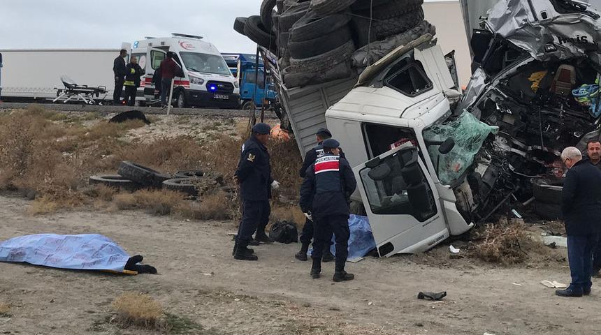 Kamyon ile tırın korkunç kazası! Kafa kafaya çarpıştılar: 2 ölü 1 yaralı
