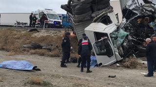 Kamyon ile tırın korkunç kazası! Kafa kafaya çarpıştılar: 2 ölü 1 yaralı