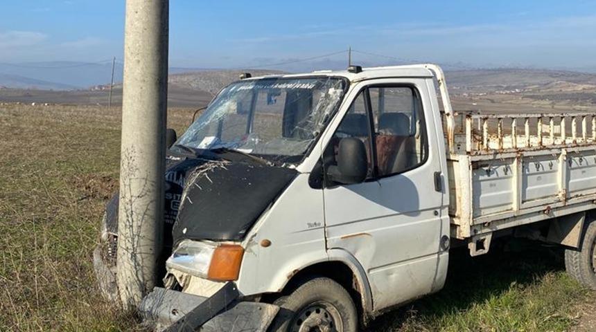 Kalp krizi geçirip kamyonetiyle direğe çarpan sürücü öldü