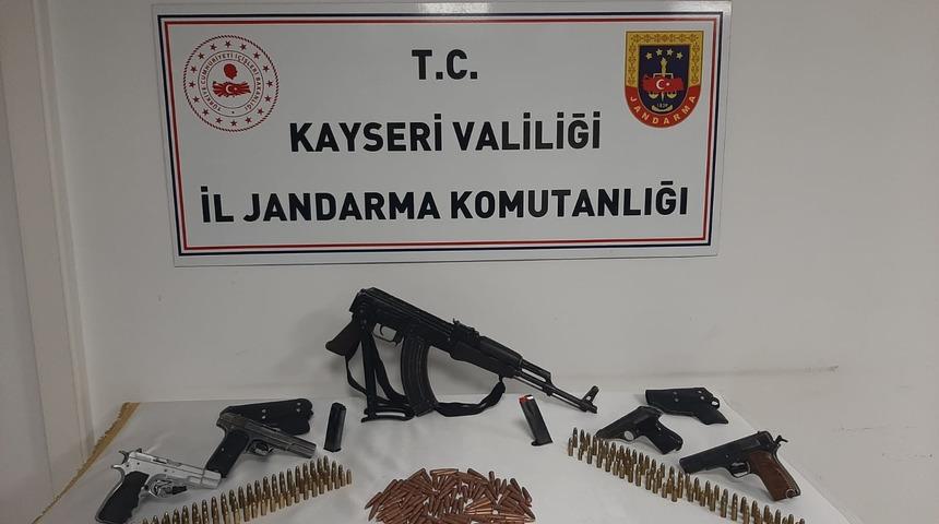 Kayseri'de bir evin bahçesine gömülü uzun namlulu silah ve tabanca ele geçirildi