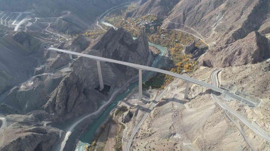 Paraşüt sporcusu köy sular altında kalmadan son atlayışını viyadükten yaptı