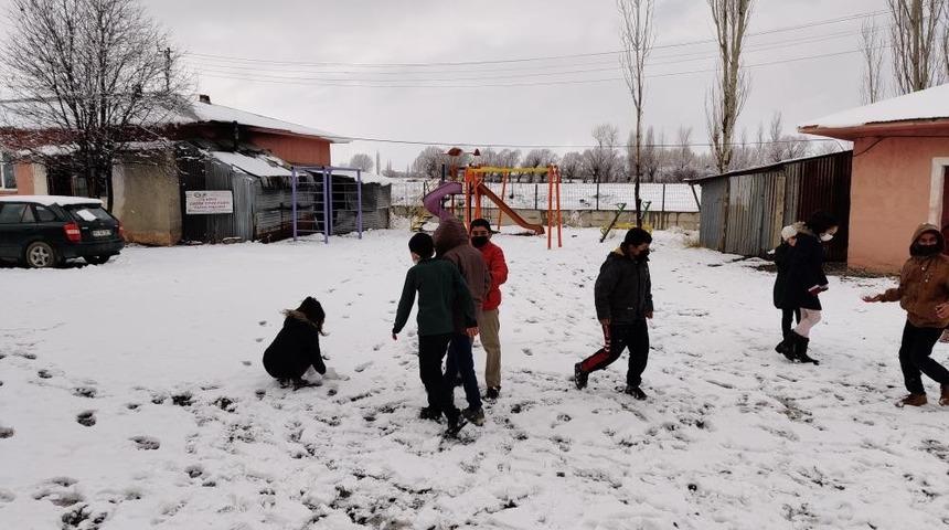 Erzincan&rsquo;da il&ccedil;elere yağan karın keyfini &ccedil;ocuklar &ccedil;ıkardı