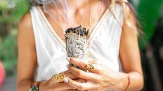 Kötü enerjileri yok eder! Evinize bolluk ve bereket getirmek için adaçayı nasıl yakılır? Adaçayının şaşırtan faydaları