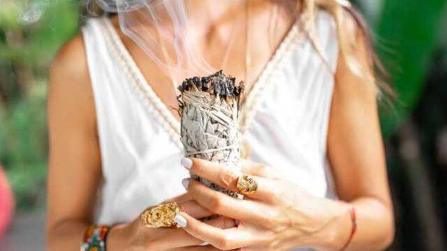 Kötü enerjileri yok eder! Evinize bolluk ve bereket getirmek için adaçayı nasıl yakılır? Adaçayının şaşırtan faydaları