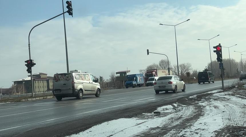 Kontrol eden yok, kırmızı ışıkta geçen çok