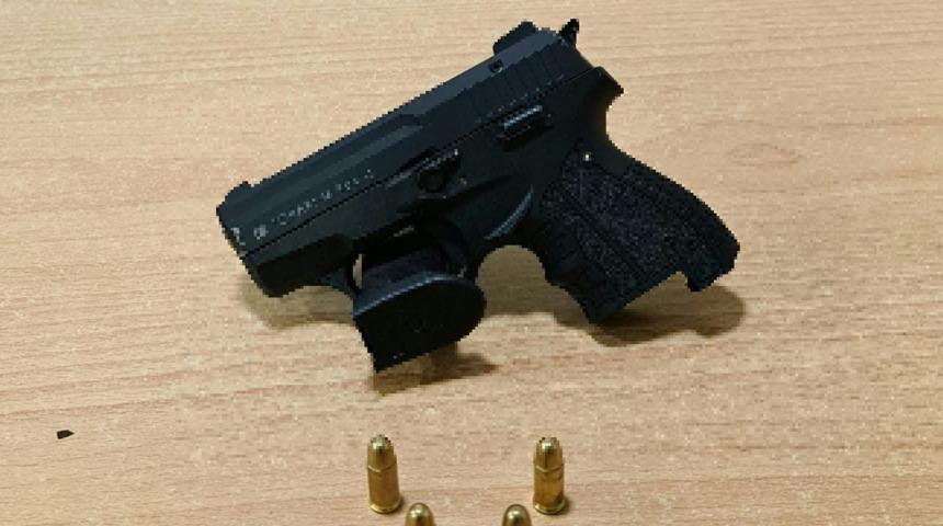 Otomobillerde ruhsatsız silahlar ele geçirildi