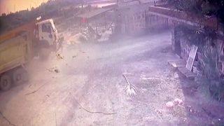 Korkunç anlar kamerada! Kamyonun altında kaldı, hayatını kaybetti