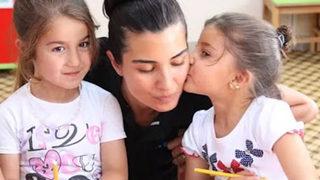 Tuba Büyüküstün ikiz kızlarını da alıp Paris'e gitti! Kızlar okula gidiyor...