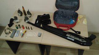 Hatay'da bir evde el bombası ve mühimmat ele geçirildi