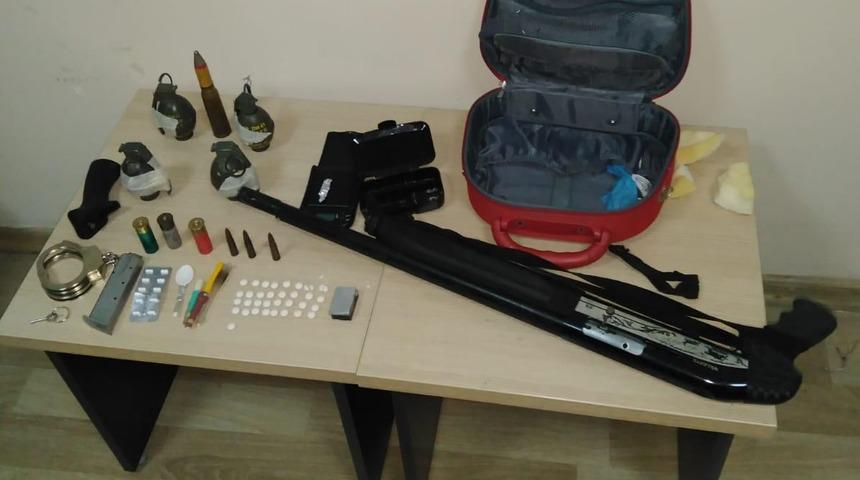 Hatay'da bir evde el bombası ve mühimmat ele geçirildi