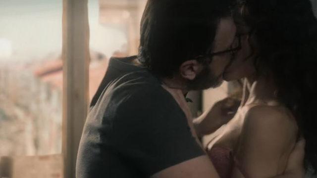 Osman Sonant ve Hazal Subaşı'ın Sıcak Kafa'daki öpüşme sahneleri gündem oldu! Kaliteli yapım, etkili oyunculuk