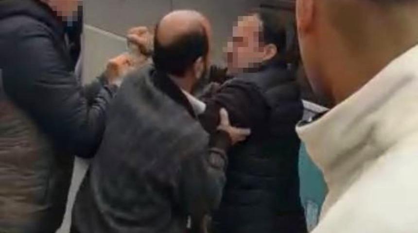 Motosiklet sürücüsü ile otobüs şoförünün kavgasını vatandaşlar ayırdı