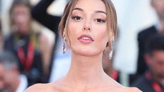 Dilan Çiçek Deniz dekoltesiyle geceye damga vurdu! Ateşli partneriyle sarmaş dolaş poz verdi